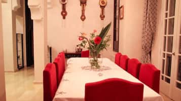 Petit déjeuner complet compris tous les jours