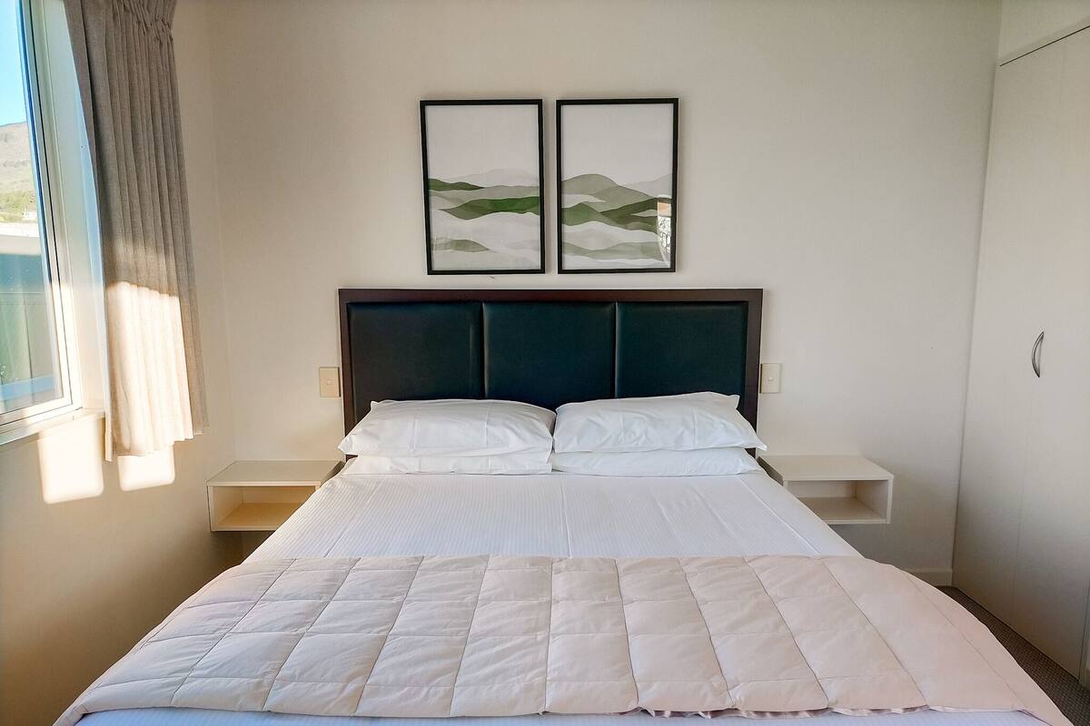 Classic Studio | Blackout drapes, soundproofing, iron/ironing board, cribs (free)