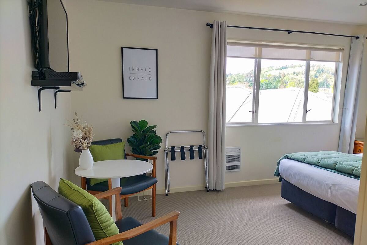 Spa Studio | Blackout drapes, soundproofing, iron/ironing board, cribs (free)