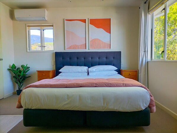 Studio | Verdunkelungsvorhänge, schallisolierte Zimmer, Bügeleisen/Bügelbrett