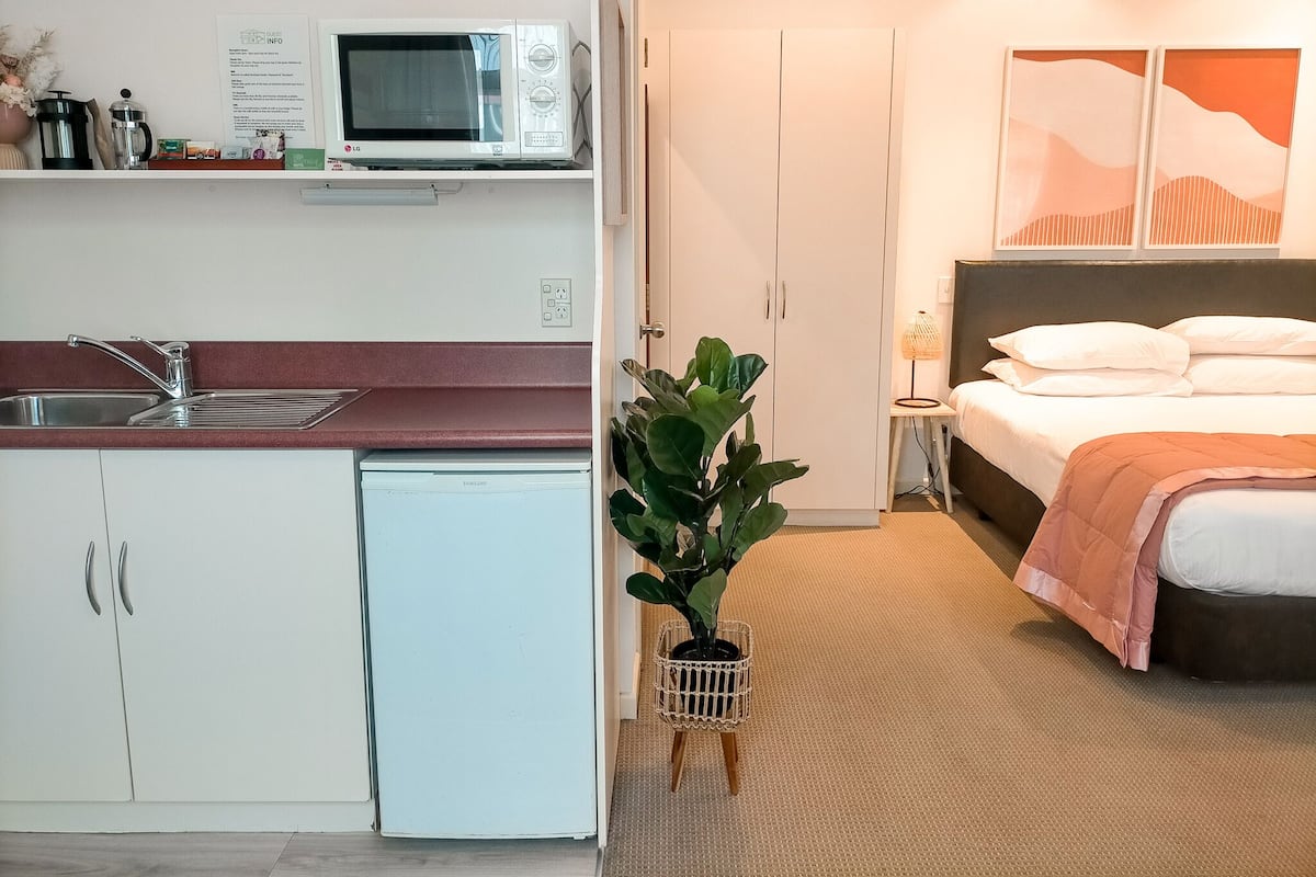 King Studio | Blackout drapes, soundproofing, iron/ironing board, cribs (free)