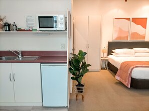 King Studio | Blackout drapes, soundproofing, iron/ironing board - Boutique Motel (Nelson)