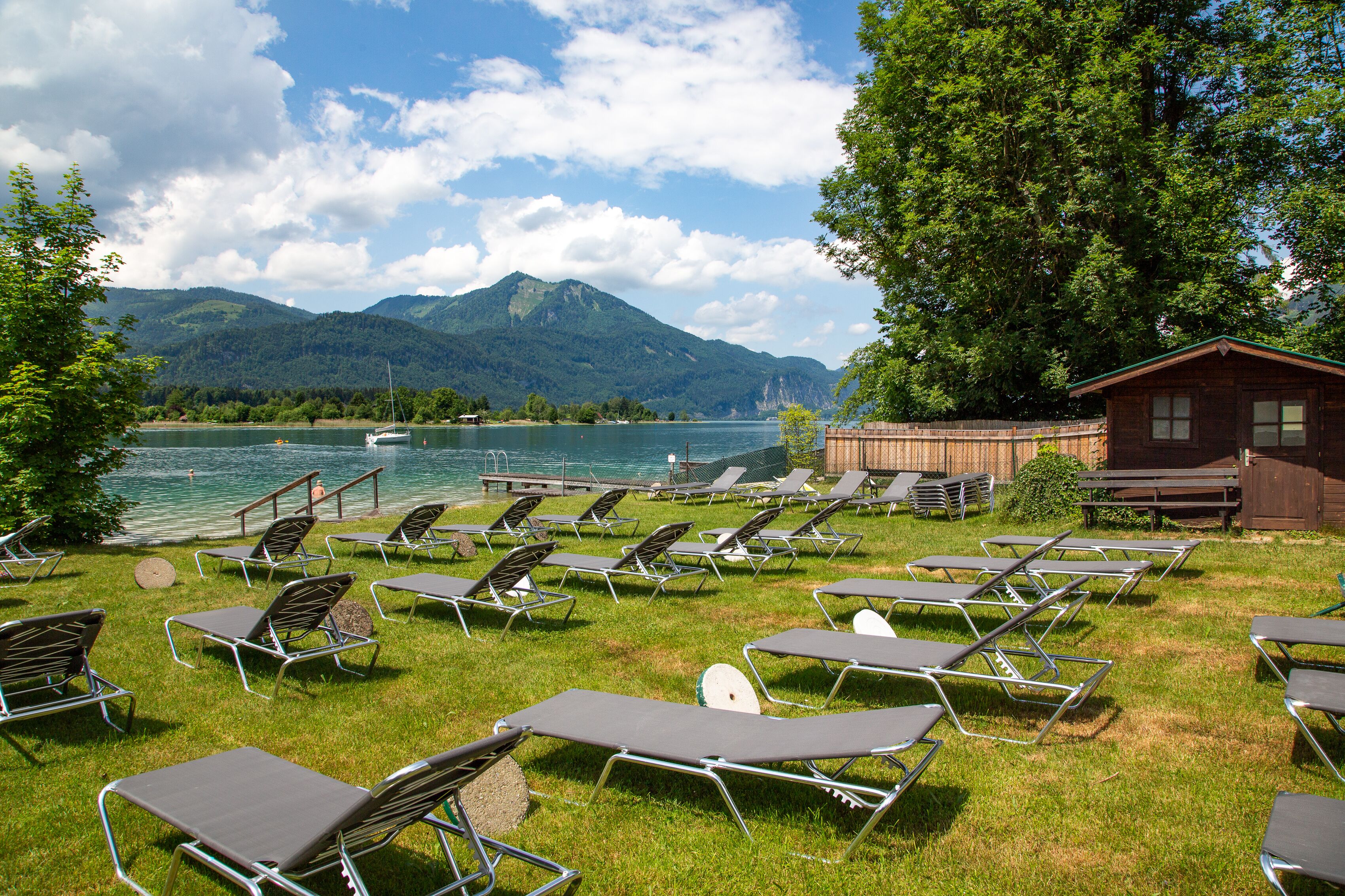 Privat strand i nærheten, solsenger, parasoller og strandhåndklær