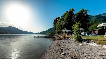 Privatstrand in der Nähe, Liegestühle, Sonnenschirme, Strandtücher