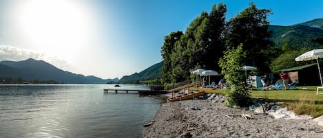 Privat strand i närheten, solstolar, parasoller och strandhanddukar