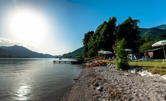 Praia particular nas proximidades, espreguiçadeiras, guarda-sóis 