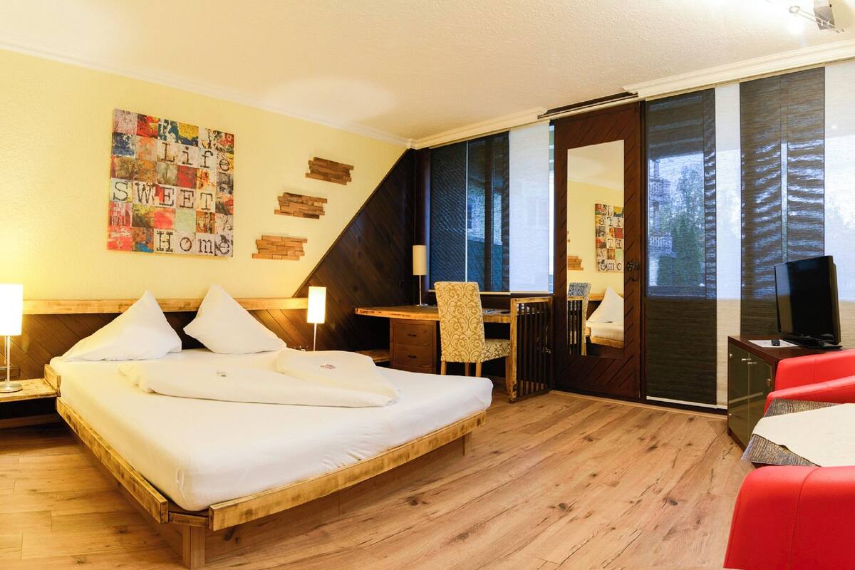 Doppelzimmer Nostalgie | Allergitestet sengetøy, minibar og safe på rommet