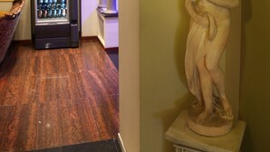 A hallway with a vending machine, a statue, and a column. - Bed and Breakfast La Terrazza (Brescia)