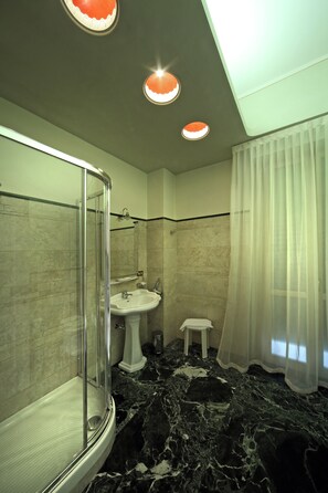Basic Suite | Bathroom | Shower, hair dryer - Bed and Breakfast La Terrazza (Brescia)