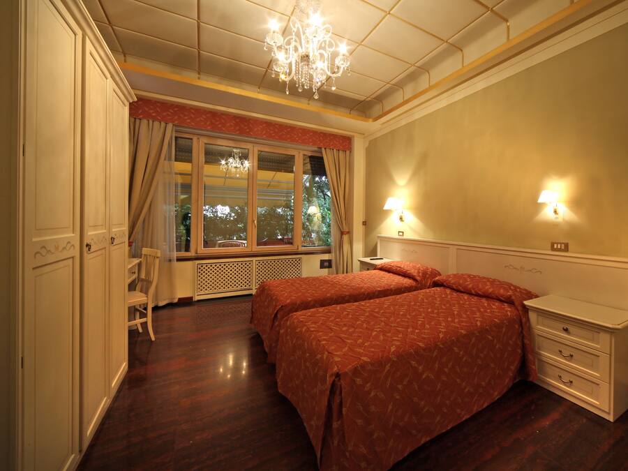 Camas Select Comfort, frigobar, cofres nos quartos, escrivaninha