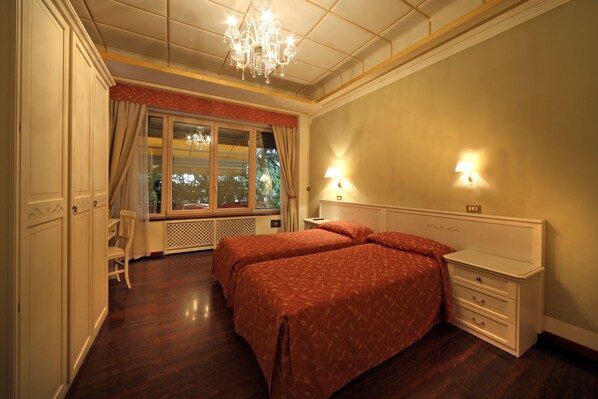 Camas Select Comfort, minibar y caja de seguridad en la habitación