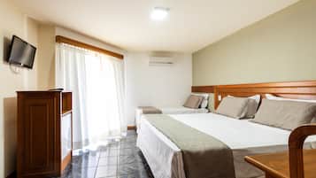 Quarto triplo luxo | Roupas de cama antialérgicas, frigobar, cofres nos quartos