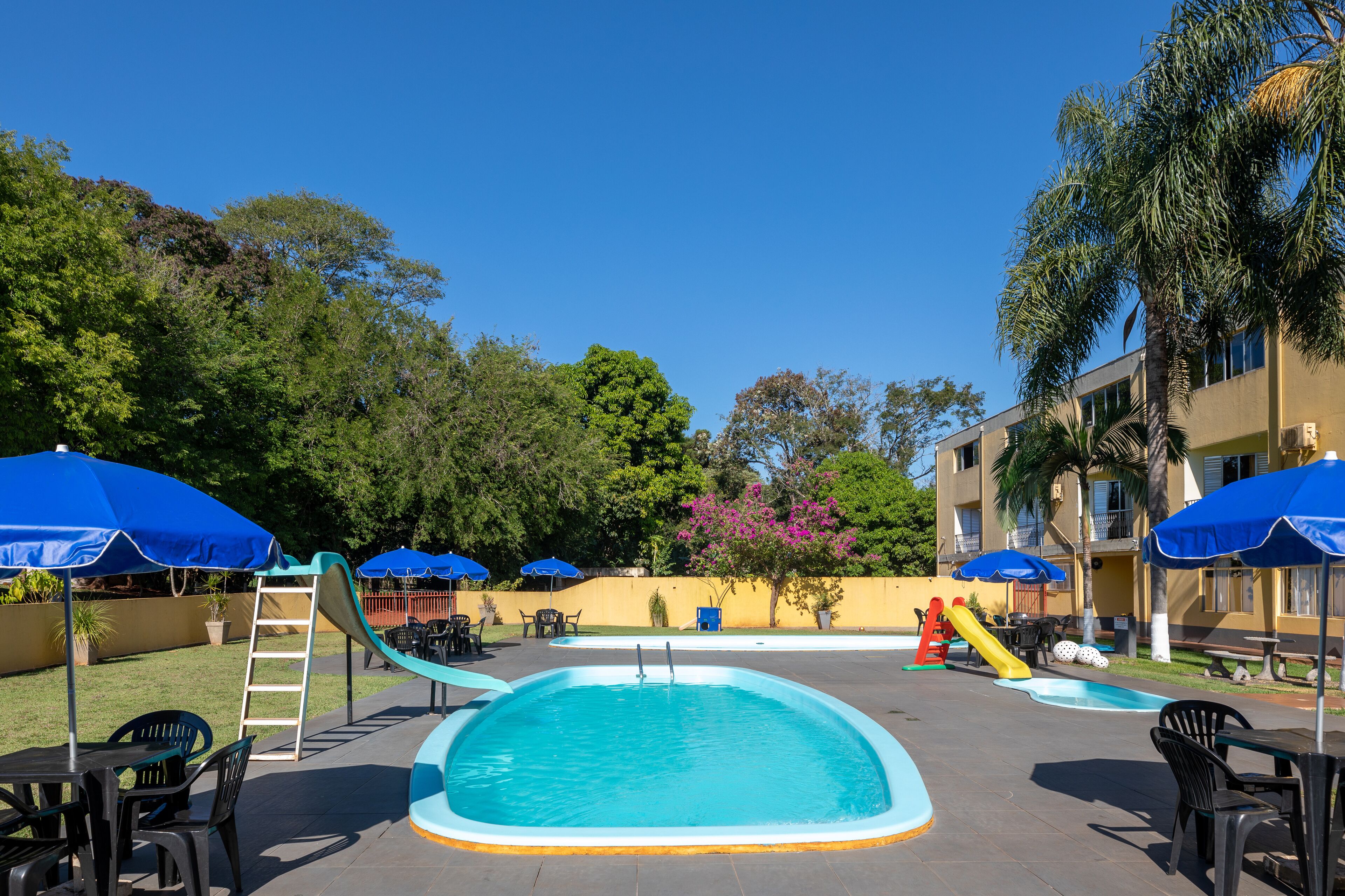 2 albercas al aire libre 