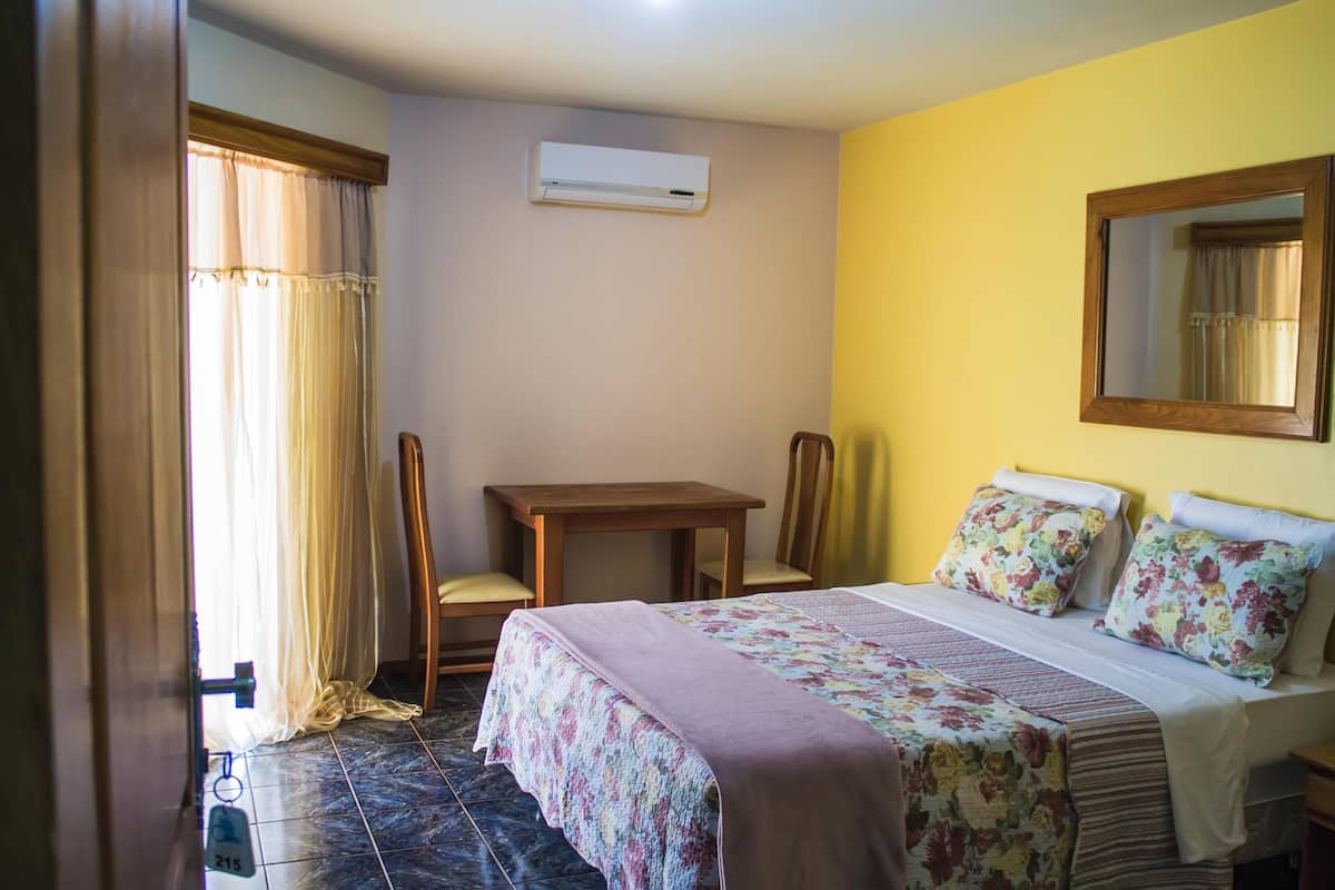 Hypo-allergenic bedding, minibar, in-room safe, laptop workspace
