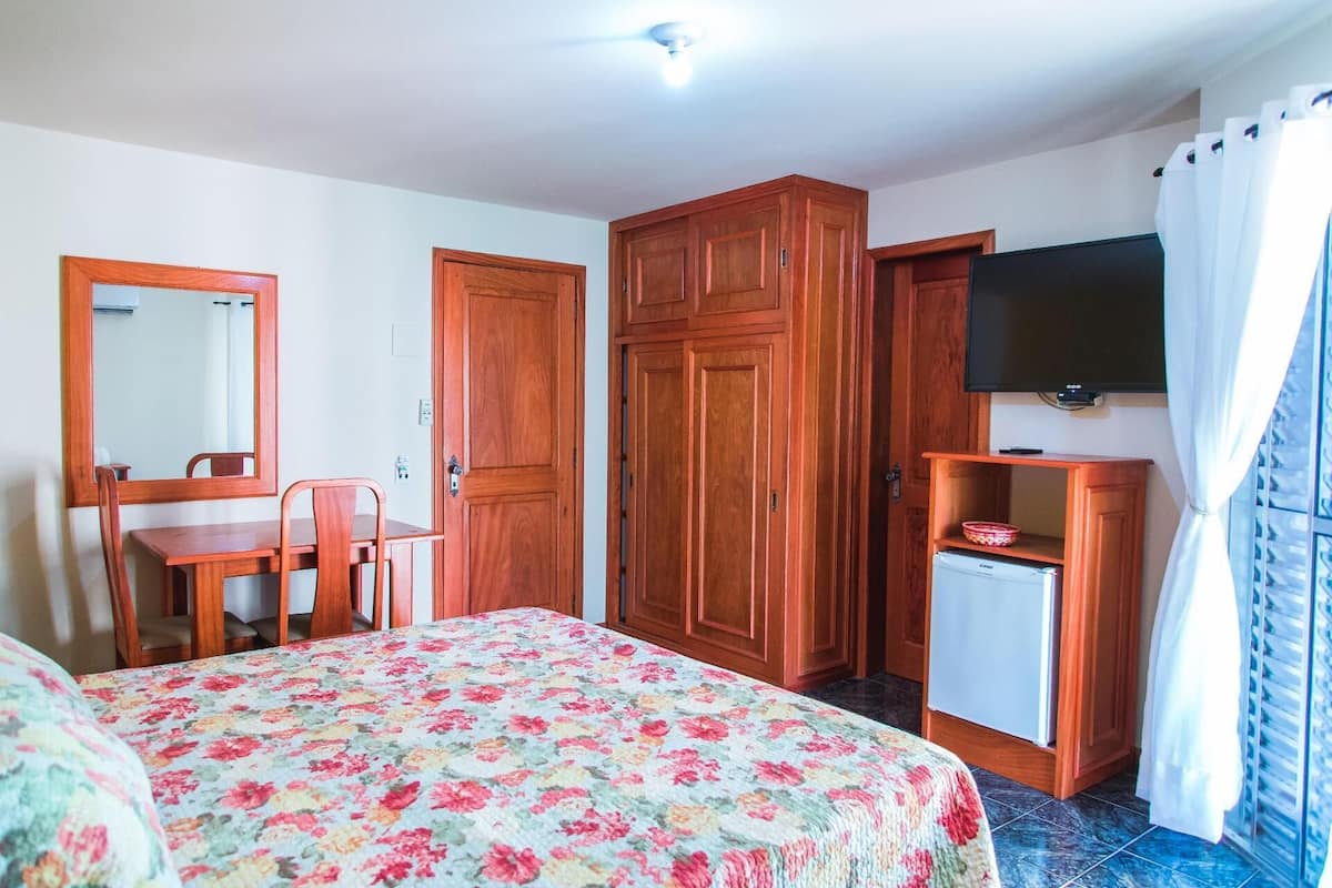Hypo-allergenic bedding, minibar, in-room safe, laptop workspace