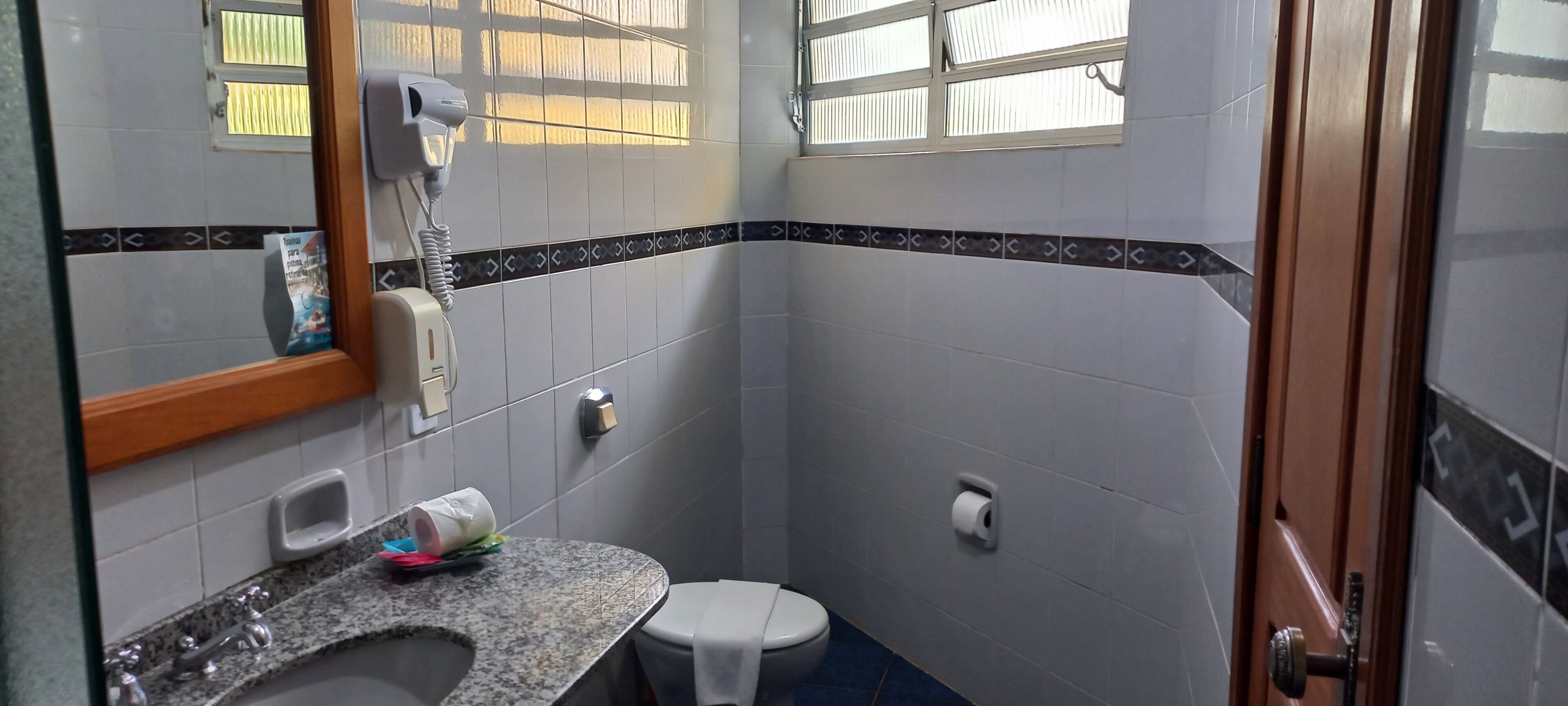 Quarto triplo luxo | Banheiro | Chuveiro, produtos de toalete grátis