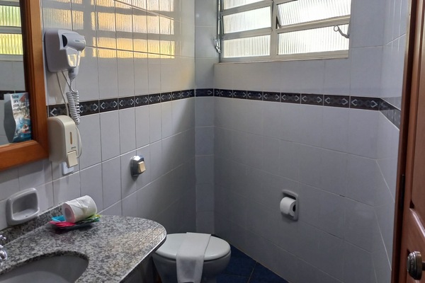 Quarto triplo luxo | Banheiro | Chuveiro, produtos de toalete grátis