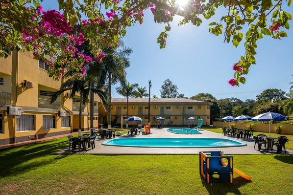 2 piscines extérieures