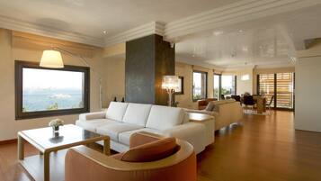 Panoramic-Apartment, 3 Schlafzimmer, Meerblick | 2 Schlafzimmer, Bügeleisen/Bügelbrett, kostenloses WLAN