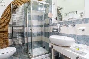 Regadera, regadera tipo lluvia, amenidades de baño de diseñador 