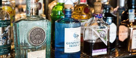 Varias botellas de ginebra en una estantería.