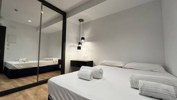 Standard-Doppel- oder -Zweibettzimmer | Zimmersafe, Schreibtisch, Verdunkelungsvorhänge, Bügeleisen/Bügelbrett