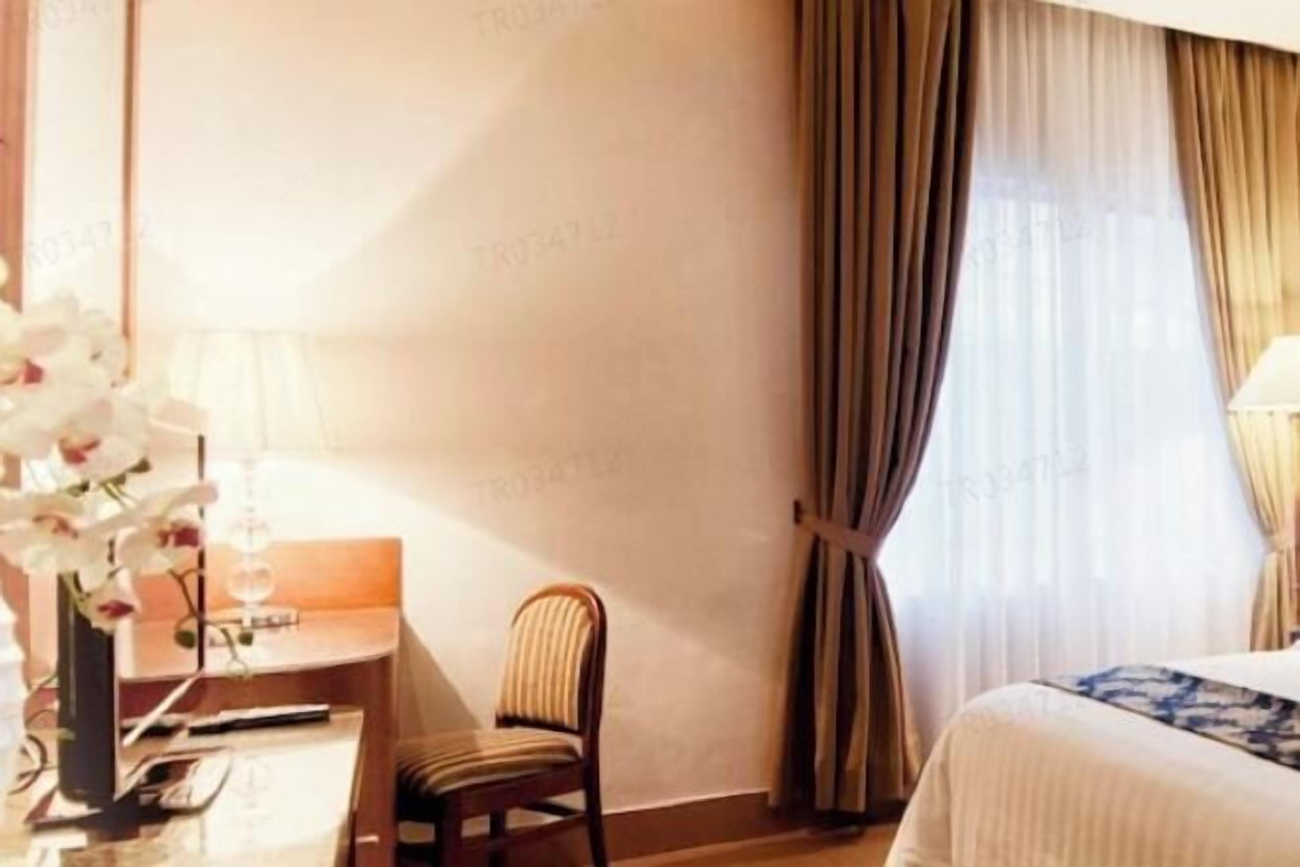 Een minibar, een kluis op de kamer, een bureau, extra bedden