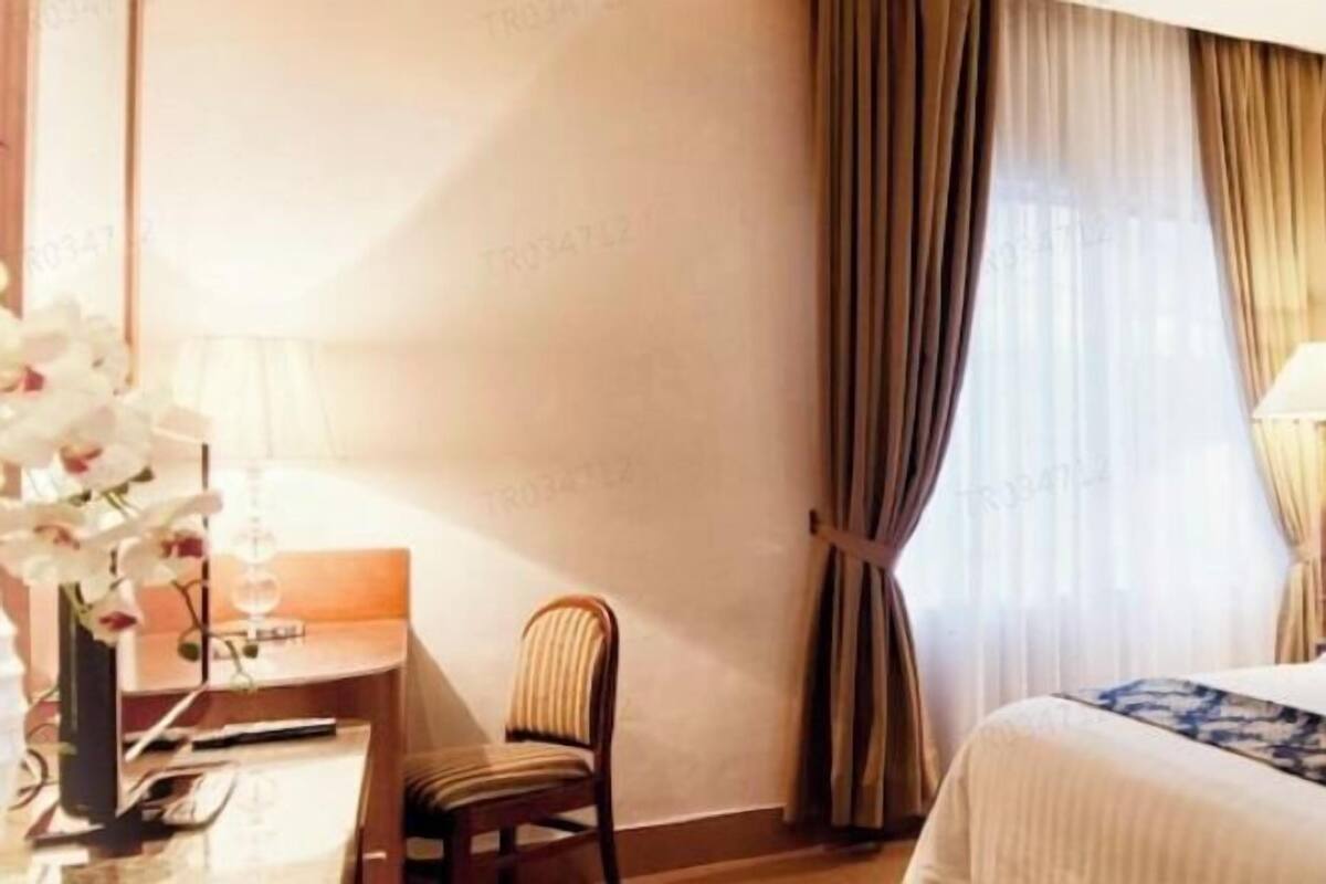 Minibar, brankas, meja kerja, dan tempat tidur lipat/tambahan