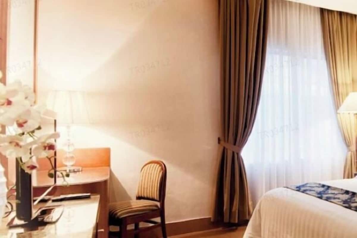 Een minibar, een kluis op de kamer, een bureau, extra bedden