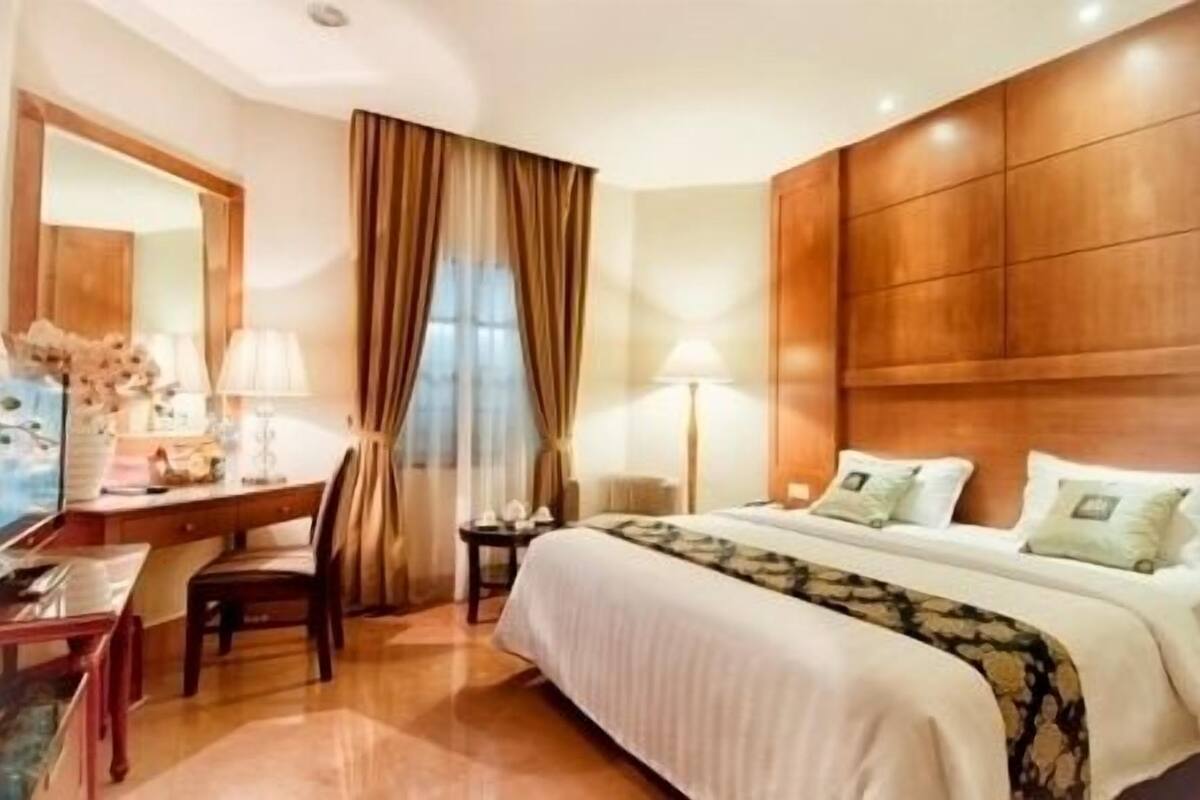 Minibar, brankas, meja kerja, dan tempat tidur lipat/tambahan