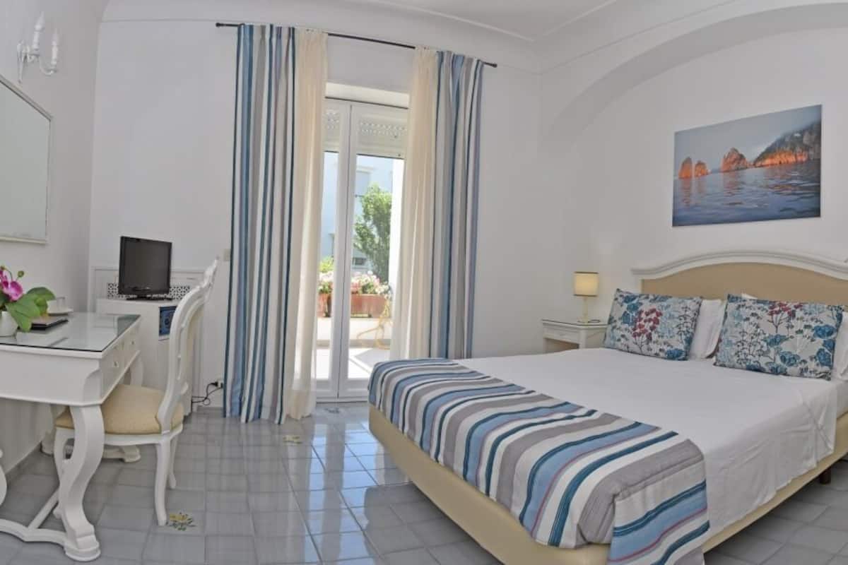 Minibar, in-room safe, blackout curtains, free WiFi