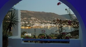 Un pueblo costero con edificios a lo largo de la costa y barcos en el agua.
