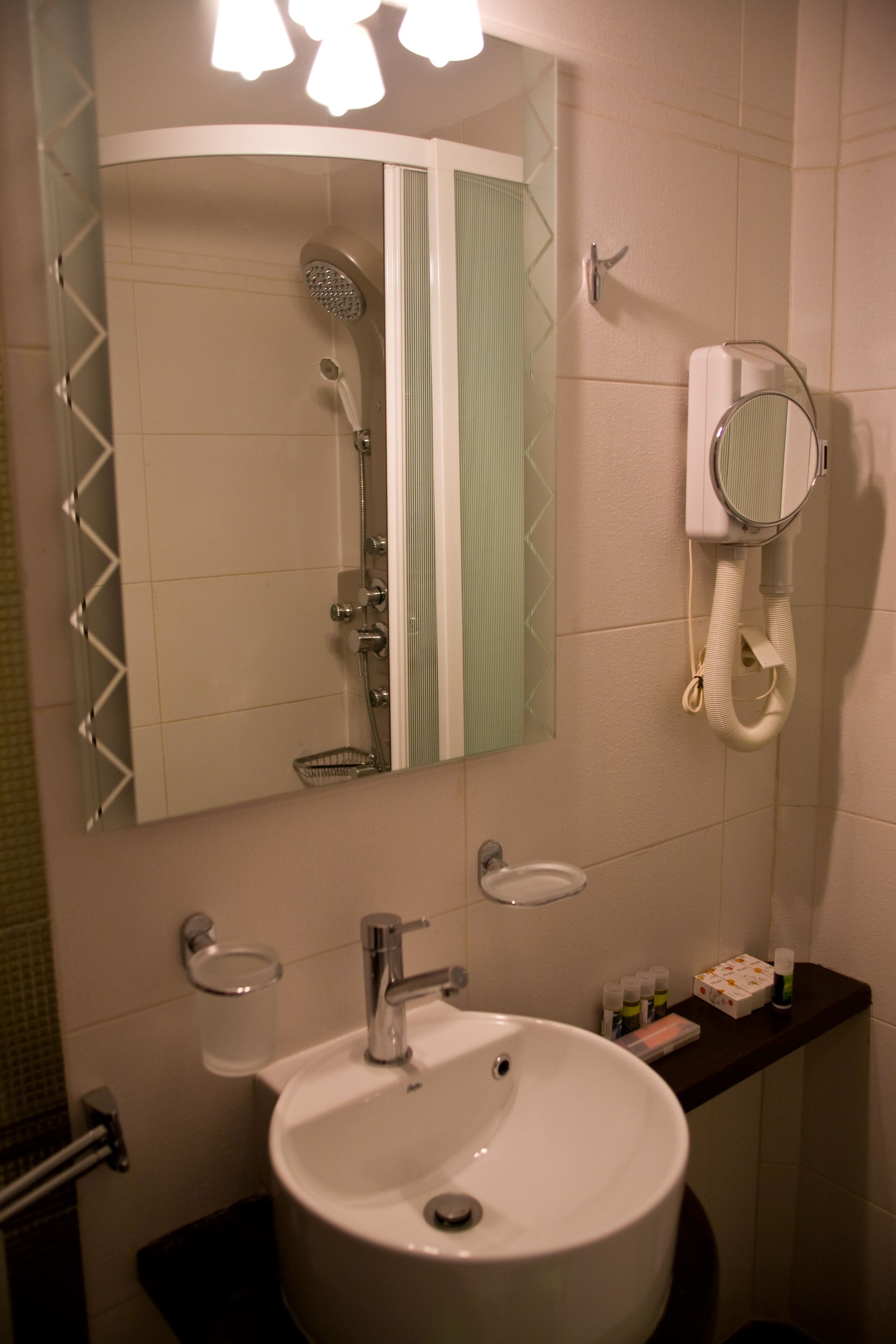 junior suite (kassiopeia) | bathroom | shower, hair dryer, towels