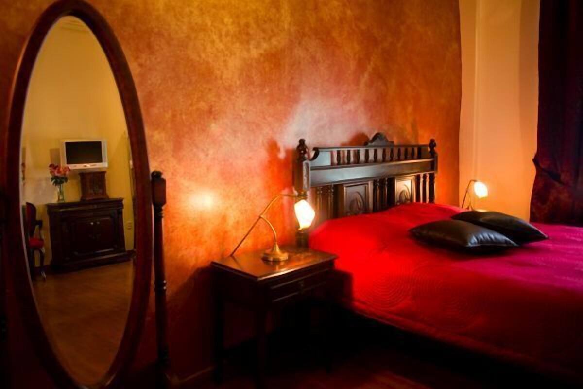 Pillow-top beds, in-room safe, soundproofing
