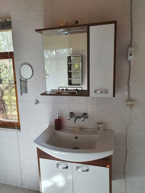 Classic Bungalow | Bathroom | Free toiletries, hair dryer, slippers, towels