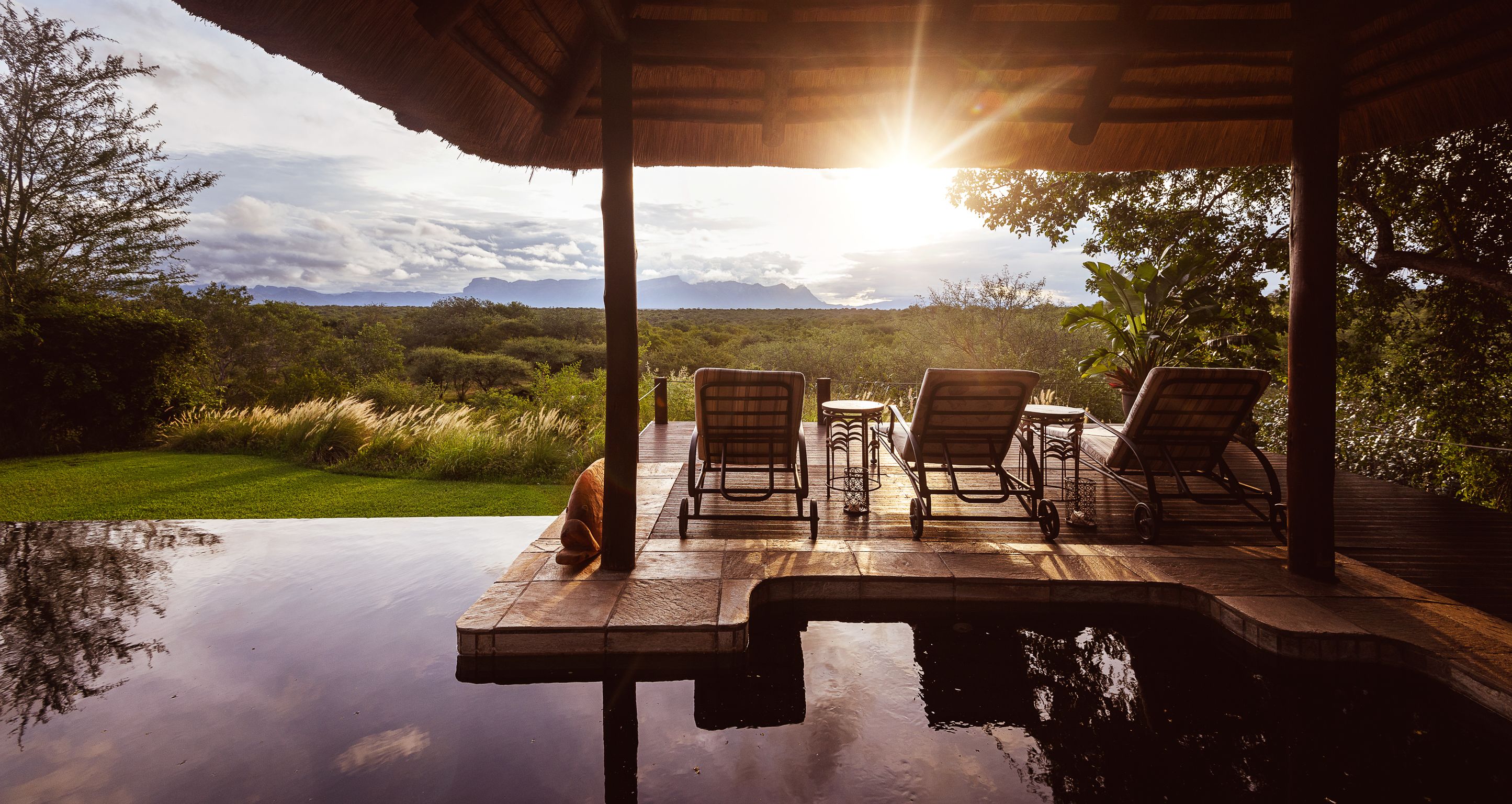 Außenpool (je nach Saison geöffnet), Sonnenschirme, Liegestühle