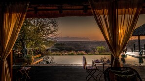Un espace de restauration en plein air offrant une vue sur un paysage naturel et des montagnes.