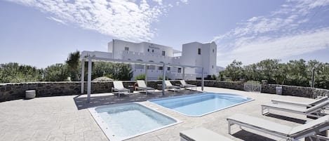 Utomhuspool, parasoller och solstolar