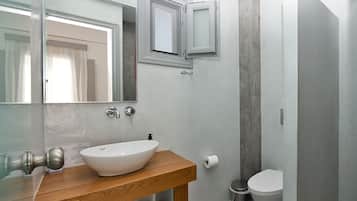 Quarto triplo | Banheiro | Chuveiro, chuveiro com efeito de chuva, produtos de toalete grátis