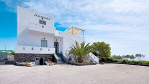 Un edificio blanco con el nombre 