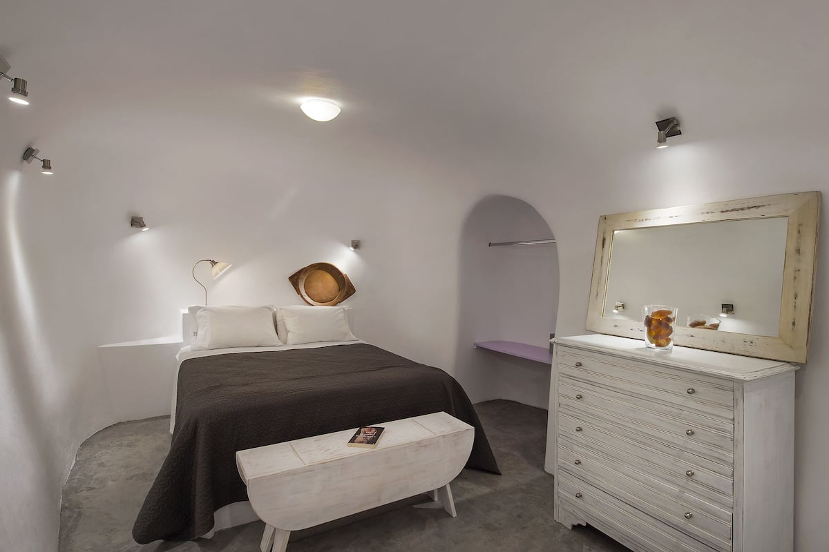 Suite (Indoor & Outdoor Hot Tub with Sunset View) | Zimmersafe, schallisolierte Zimmer, Bügeleisen/Bügelbrett