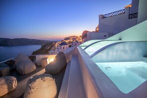 Outdoor spa tub - Theodora Suites - Adults Only (Santorini)