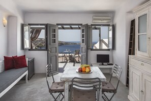 Deluxe Suite (Sunset View) | In-room dining - Theodora Suites - Adults Only (Santorini)