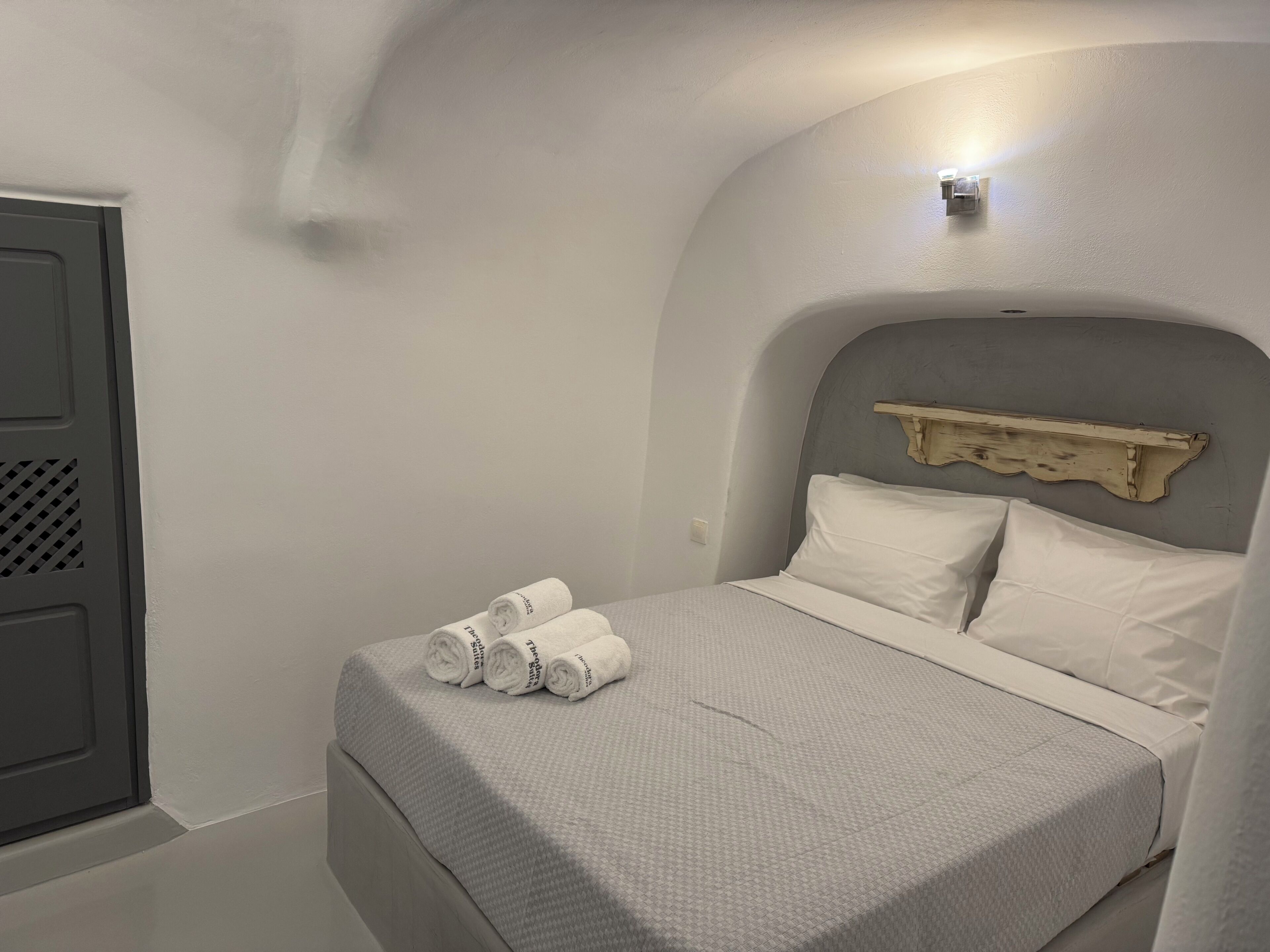 Grande Suite with Hot Tub & Sunset View | Pengeskab på værelset, lydisolering, strygejern/strygebræt, gratis Wi-Fi