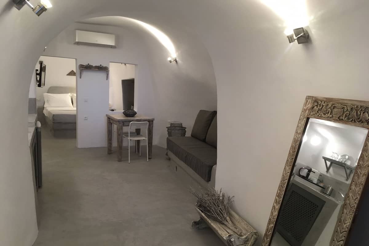 Suite (Volcano View) | Wohnbereich | Flachbildfernseher