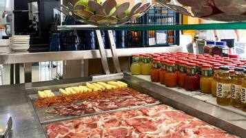 Petit déjeuner buffet servi tous les jours en supplément