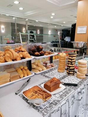 Bữa sáng buffet hàng ngày với phụ phí nhỏ 