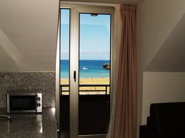 Habitación doble superior, 1 cama doble, vistas a la playa | Minibar, caja fuerte, escritorio y cortinas opacas