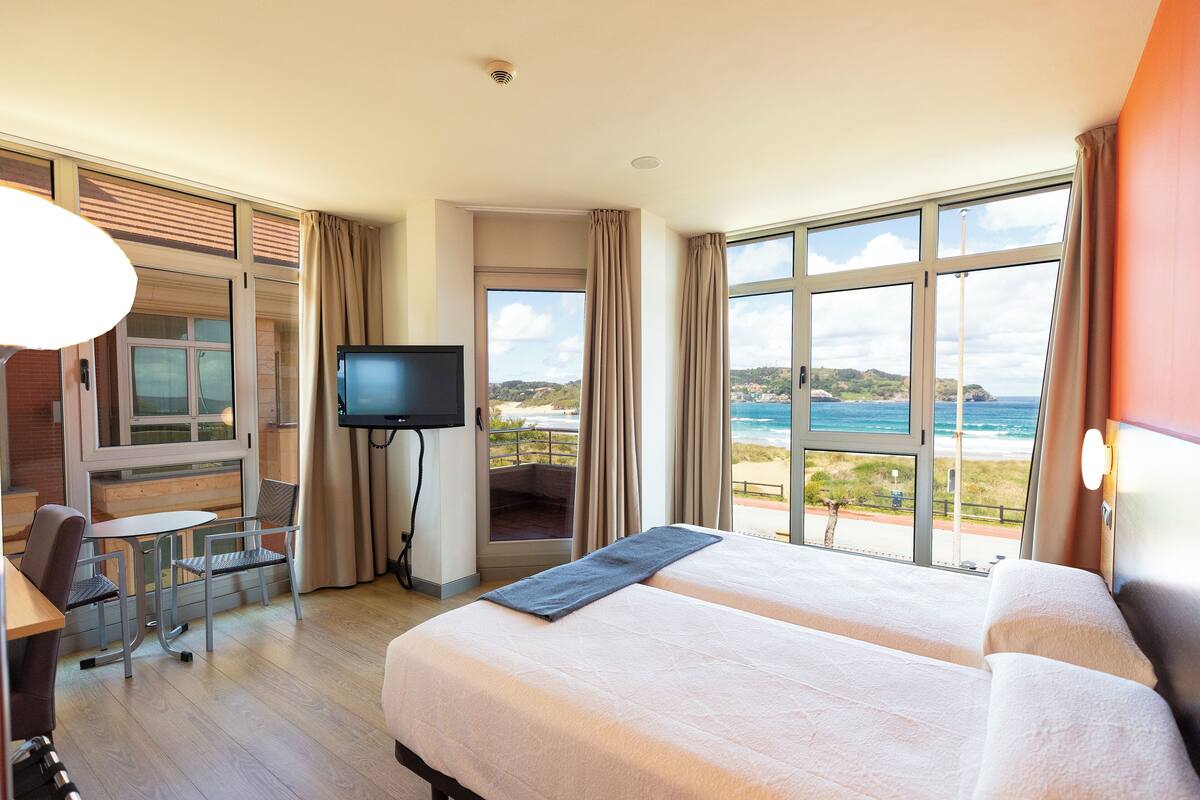 exclusive double room, 2 single beds, beach view | 1 bedroom, minibar, in-room safe, desk