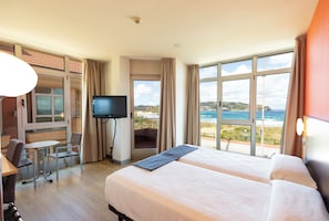 Exclusive Double Room, 2 Twin Beds, Beach View | Minibar, in-room safe, desk, blackout drapes - Hotel Marítimo Ris (Noja)